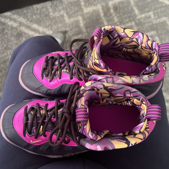 Nike kids Little Posite in purple/black in great used condition size 4y - Picture 2 of 5